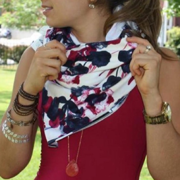 lululemon athletica Accessories - ONE SIZE lululemon vinyasa scarf inky ghost floral